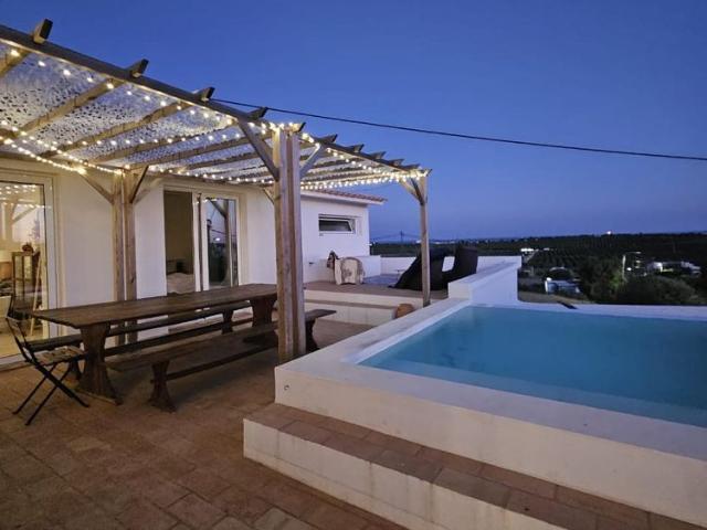 Moradia V3 com piscina para arrendamento anual