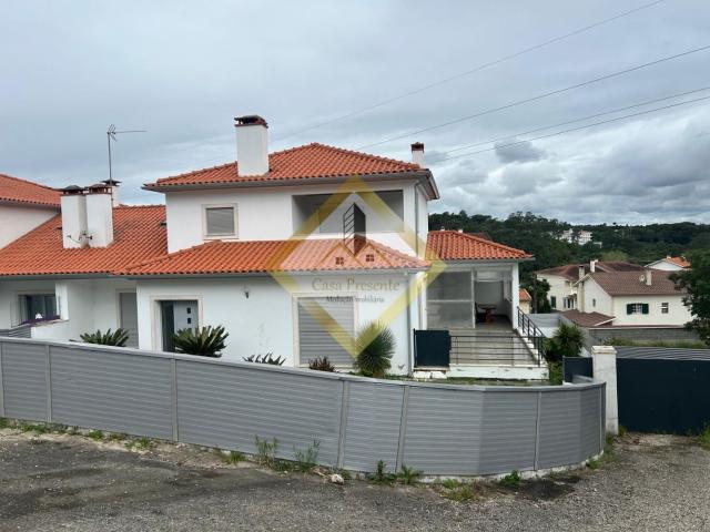 Moradia V3 de 3 pisos, em bom estado de conservação, em Pernelhas Leiria!