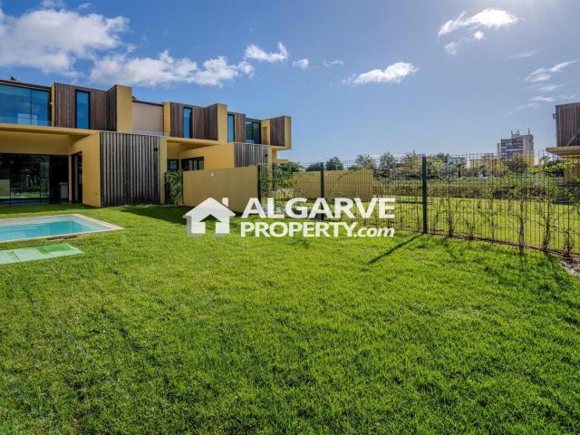 Moradia V3 em banda com piscina privada a estrear junto da M. 189m² Quarteira