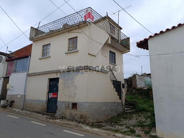 Moradia V3 em Suçães
