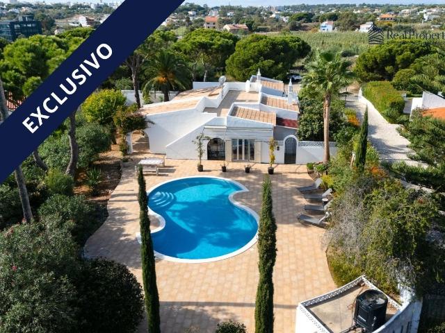 Moradia Isolada de Luxo com Piscina, em Fonte Santa, Quartei. 262m² Quarteira