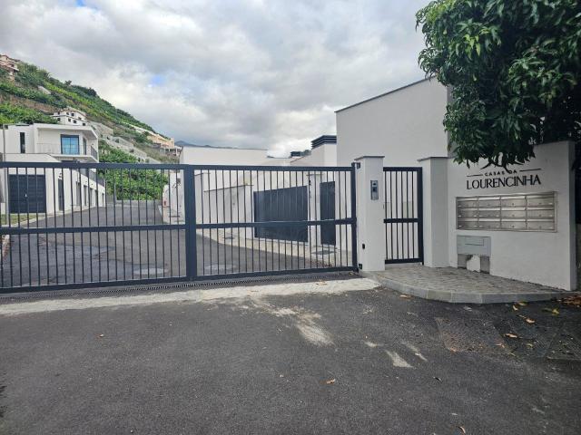 Moradia V3 Geminada em Condomínio Fechado em Câmara de Lobos 230m² Câmara De Lobos