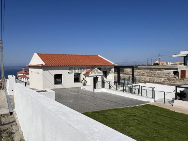 Moradia V3, junto ao mar e próxima das praias, Atalaia, Lourinhã, terreno de 900 m2 jardim e Jacuzzi