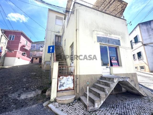 Moradia V3 + Loja com Entradas Independentes Bucelas 270.000€
