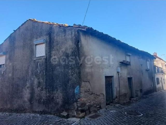 Moradia V3, para recuperar, no Centro Histórico em Mogadouro