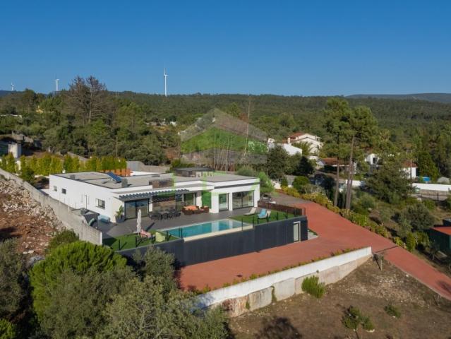 Moradia V3 recente com piscina e vista para a serra