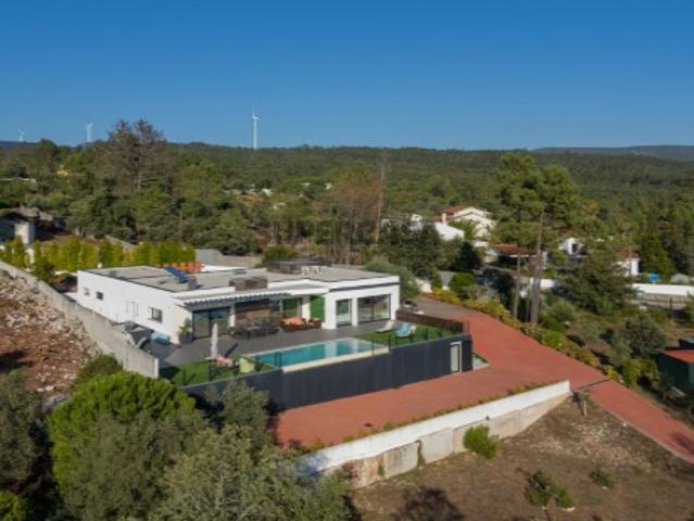 Moradia V3 recente com piscina e vista para a serra
