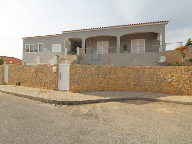 Moradia V3 Renovada com Anexo, Piscina e Garagem Dupla em Qu. 0m² Quarteira