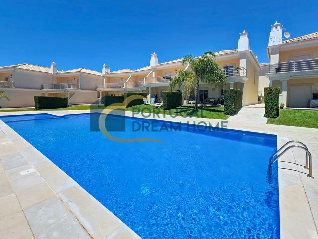 Moradia V3 situada na zona da Branqueira, complementada por amplos terraços/jardim e vista mar