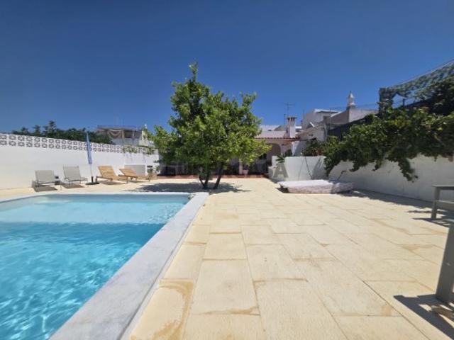 Moradia V3 + T0, com piscina, Olhão, Algarve