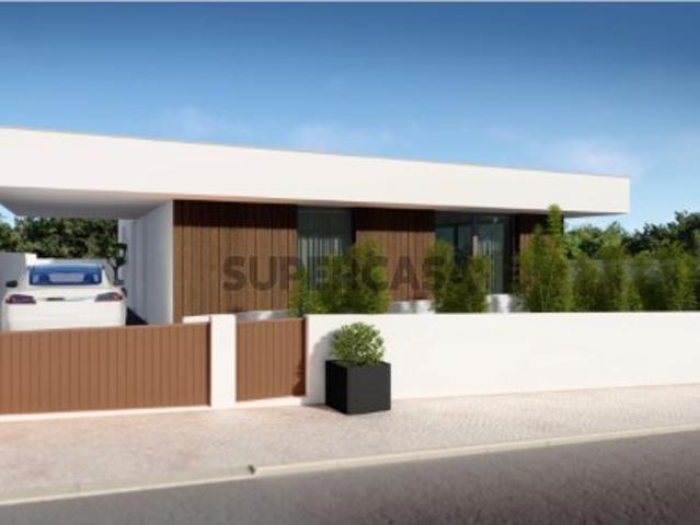 Moradia V3 térrea com piscina a 5 minutos das praias