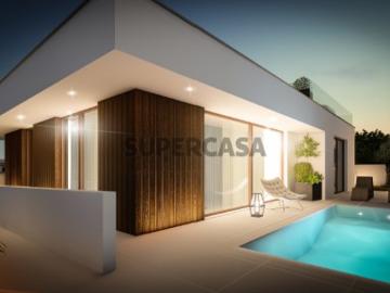 Moradia V3 térrea com piscina a 5 minutos das praias