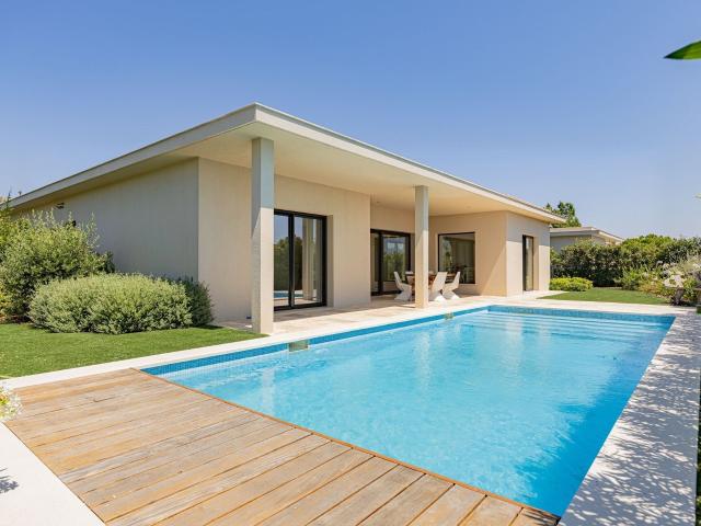 Moradia V3 Térrea de Luxo com Piscina Privativa, Jardim, Ace. 272m² Montenegro