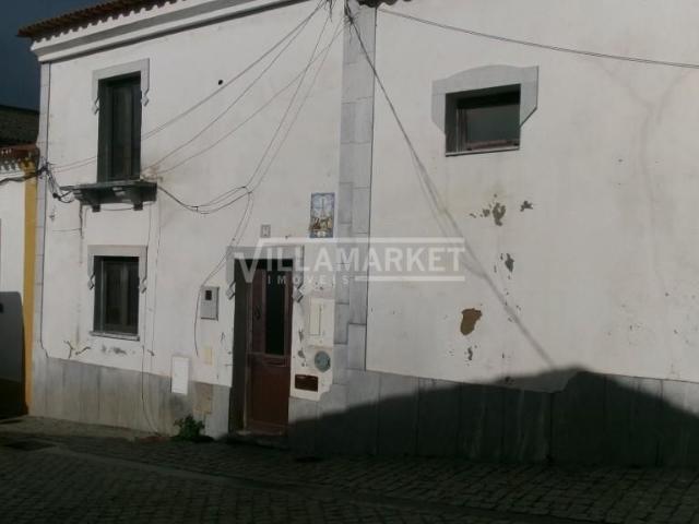 Quinta V3 + 1 da banca composta por 2 entradas independentes e um logradouro com 441 m2 situada no Centro de Alvito