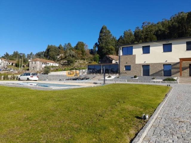 Moradia V3 4 frentes de Luxo em Penafiel