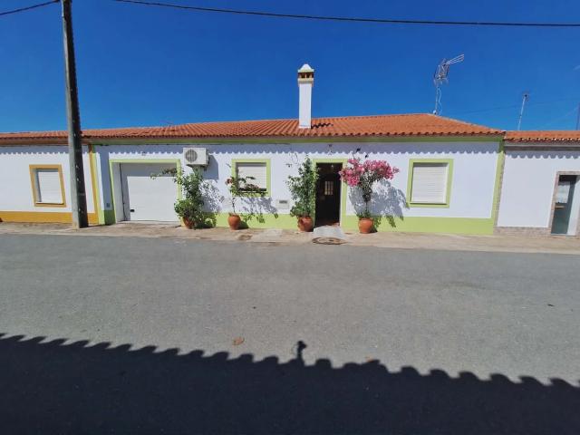 Moradia V 3 com quintal e garagem situada em Safara