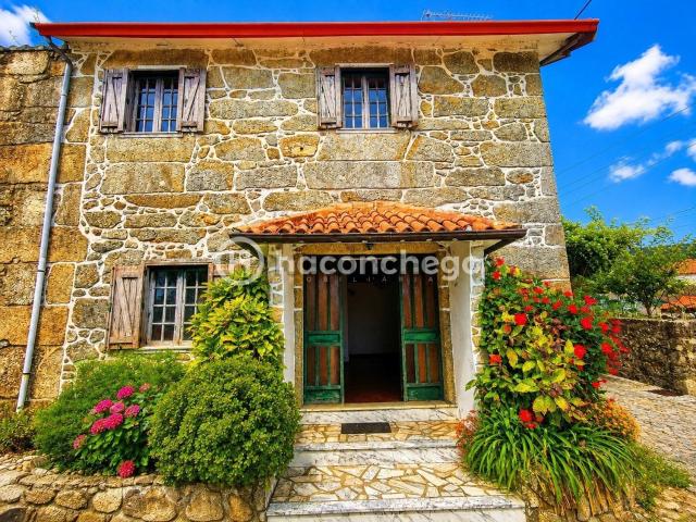 Moradia, Vila Cova e Feitos