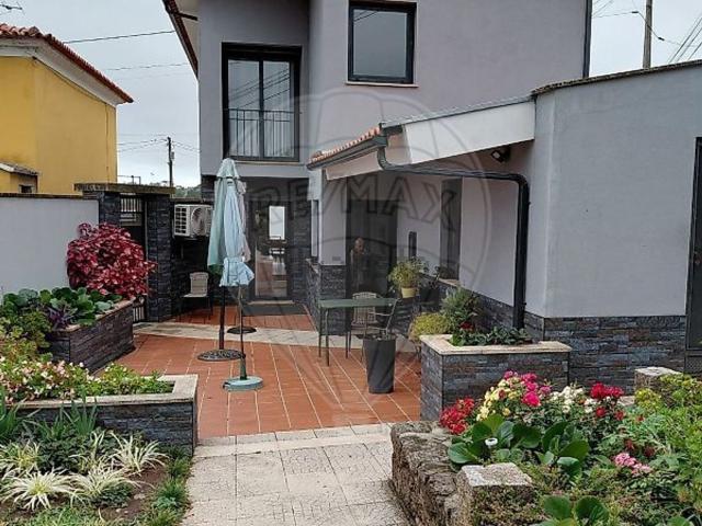 Moradia, Vila Cova e Feitos
