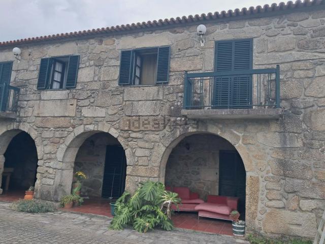 Moradia, Vila Cova e Feitos