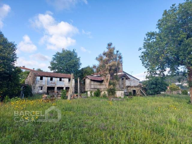Moradia, Vila Cova e Feitos