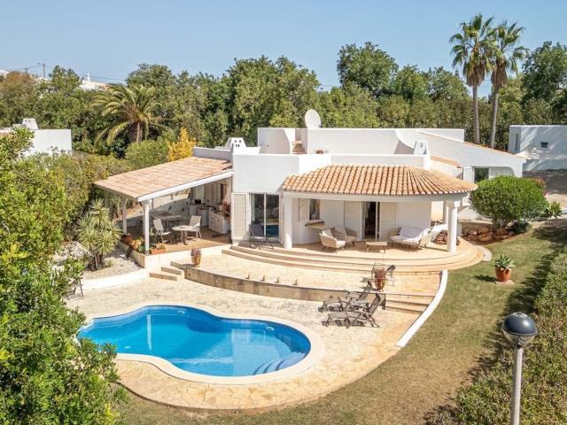 Moradia virada a sul com 3 quartos 2+1, piscina, jardim pa. 235m² Albufeira e Olhos de Água