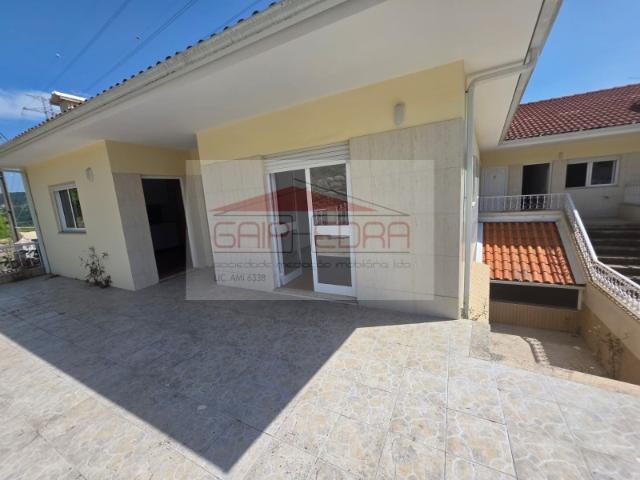 Moradia 2 pisos com arrumo terraço e garagem em Penafiel