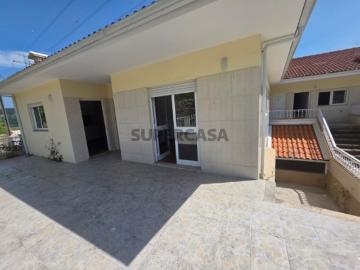 Moradia 2 pisos com arrumo terraço e garagem em Penafiel