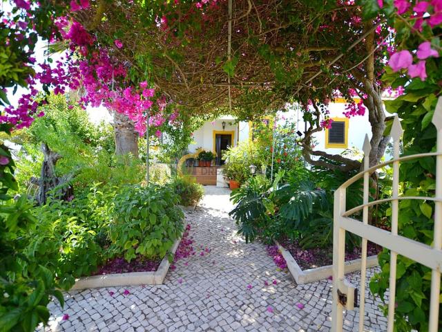 Moradia 3+1 quartos | 5 casas de banho | piscina coberta | grande garagem