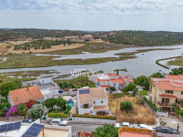 Moradia 4 com Piscina, Garagem e Vista Deslumbrante para o R. 336m² Portimão
