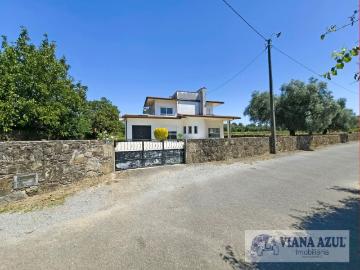Moradia 4 frentes c/2.500 m2 terreno Subportela, V. Castelo
