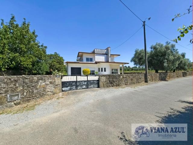 Moradia 4 frentes c/2.500 m2 terreno Subportela, V. Castelo