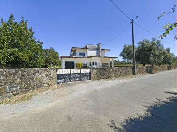 Moradia 4 frentes c/2.500 m2 terreno Subportela, V. Castelo