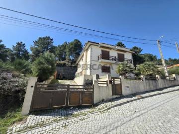 Moradia 4 frentes e 2 pisos em Alijó Vila Real