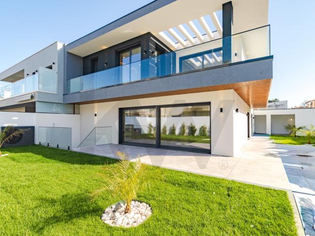 Moradia 4 suites, piscina aquecida e jardim para venda em Cascais