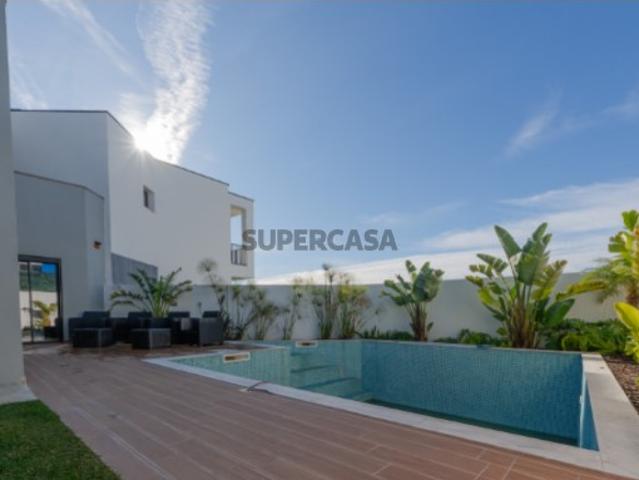 Moradia 5 assoalhadas, com piscina no Zambujeiro. Moradia geminada com piscina T3 na zona do Zambujeiro