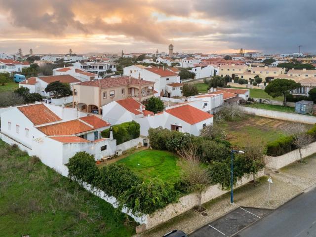 Moradias T3 + T1 e Garagem em Sagres