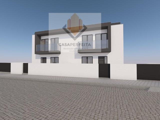 Moradias T3 Novas de 3 Frentes com Jardim, Terraços e Varand. 145m² Canelas