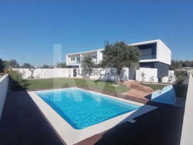 Moradias T4 de Luxo em Condomínio Fechado Conforto, Exclusividade e Localização Privilegiada