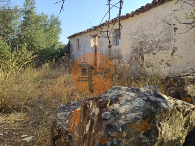 Moradias Tradicionais para Recuperar no Coração da Natureza Serra Algarvia
