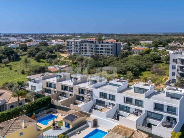 Moradias V3+1 com piscina | Gambelas Design contemporâneo 260m² Montenegro