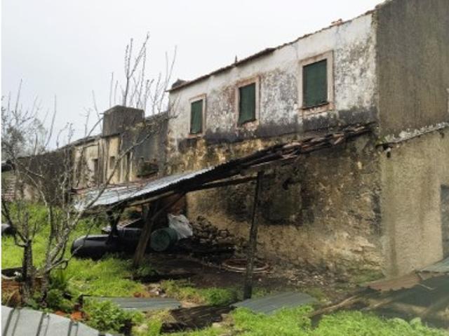 Moradias com terreno para recuperar Ourém