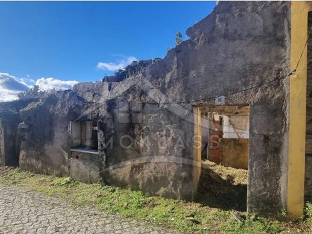 Moradias em pedra de xisto para reconstrução total no centro da aldeia