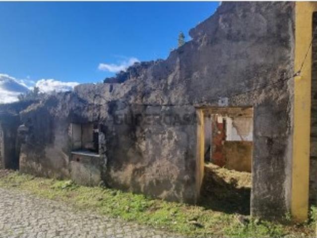 Moradias em pedra de xisto para reconstrução total no centro da aldeia