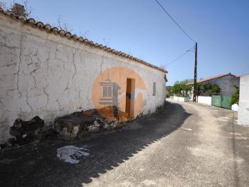MORADIAS EM RUINAS NO CENTRO DA ALDEIA DE TESOURO ALCOUTIM ALGARVE