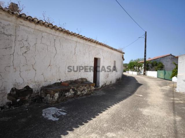 MORADIAS EM RUINAS NO CENTRO DA ALDEIA DE TESOURO ALCOUTIM ALGARVE