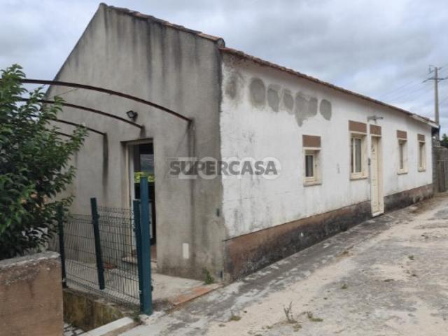 Moradias no centro da Vila de Minde