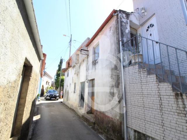Moradias nos arredores da Lousa