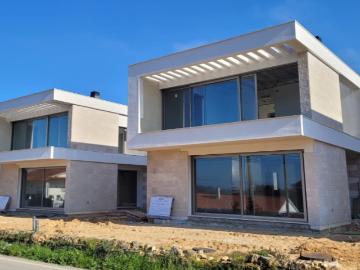 Moradias novas construídas com detalhes de qualidade e luxo!
