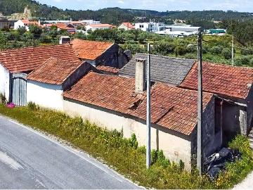 Oportunidade Única em Gondemaria: 2 Habitações Independentes com Potencial de Reabilitação Extraordinário