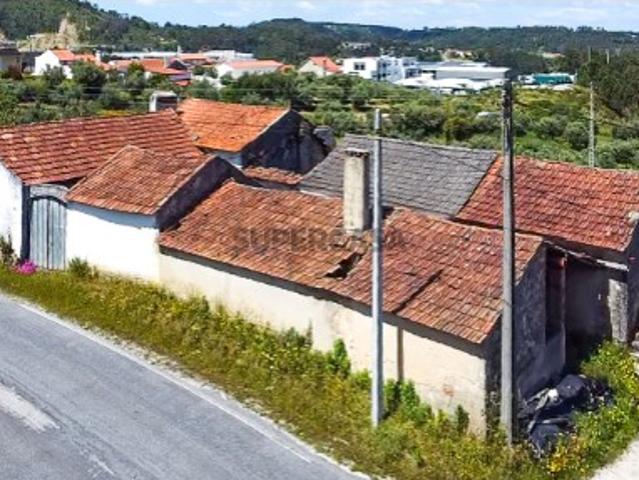 Oportunidade Única em Gondemaria: 2 Habitações Independentes com Potencial de Reabilitação Extraordinário